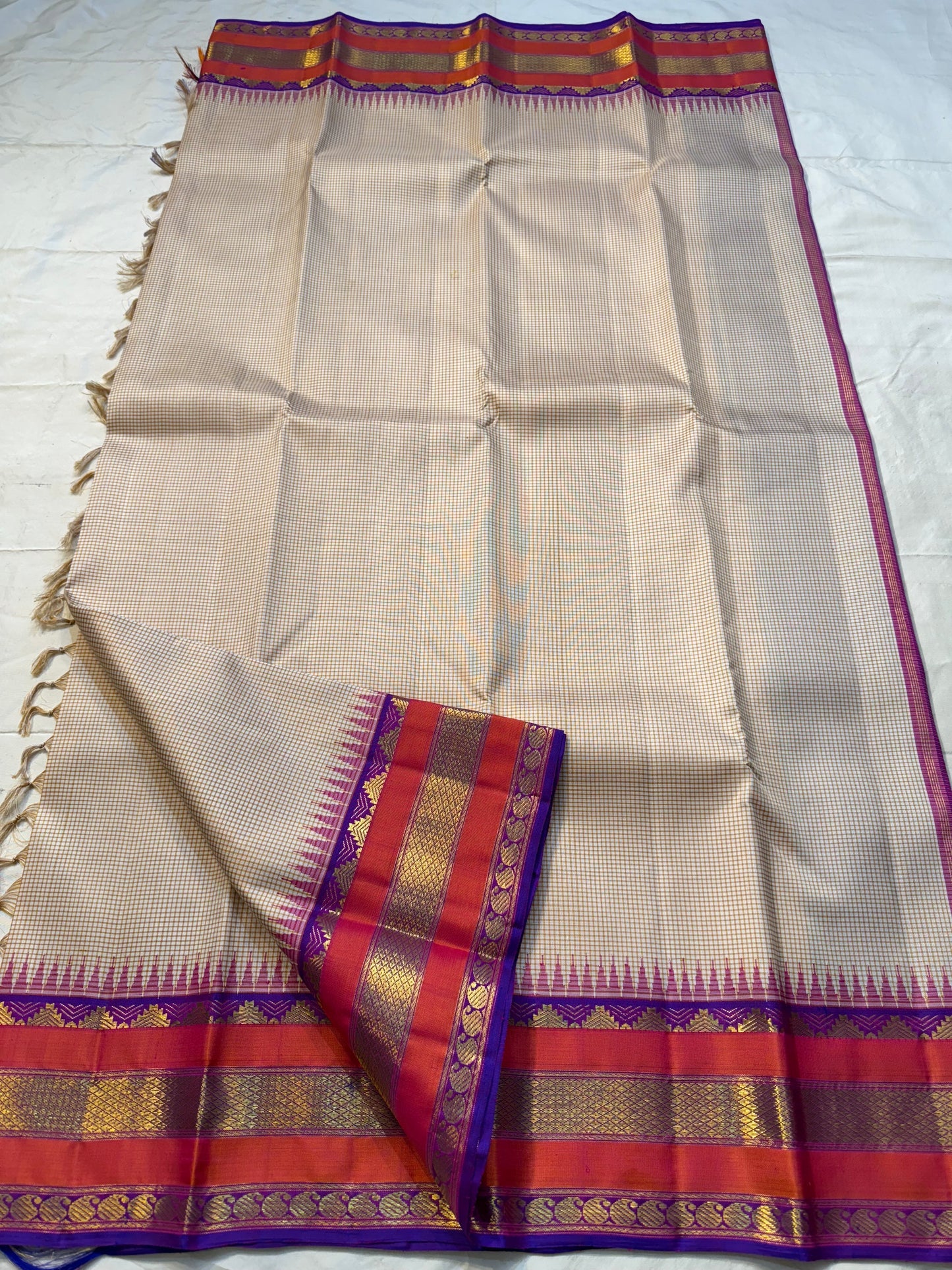 Biscuit Kattam Amethyst Purple — Pure Silk Kanchipuram
Biscuit-beige micro-checks with orange korvai borders & amethyst-purple pallu ✨
Silk Mark Certified • Antique Zari Weave • Ships in Two Weeks • Free Shipping within USA
