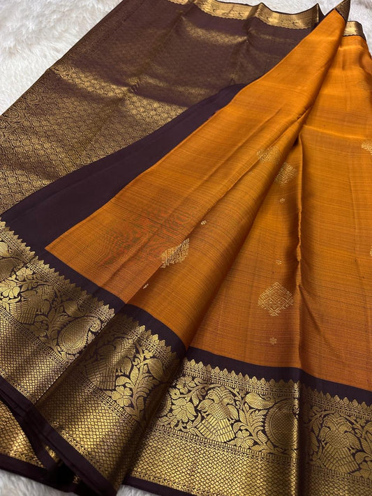🌸 Rust Orange Ember — Coffee Brown Korvai Kanchipuram
Pure Silk | Mango–Paisley Zari Borders
Rust Orange Body with Zari Buttas ✨
Coffee Brown Brocade Pallu with Diamond Jaal 💛
Silk Mark Certified | Free Shipping (USA) | Ships in Two Weeks