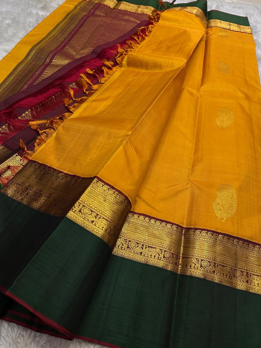 ✨ Deepa Layam — Pure Silk Kanchipuram Saree (Korvai)
Manjal-marigold body with gold paisley buttas & emerald korvai borders
Silk Mark Certified ✅ • Ships in Two Weeks • Free Shipping within USA 🇺🇸