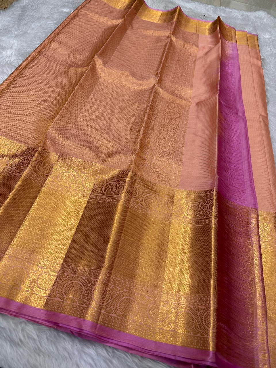 Peach Rose – Pure Korvai Kanchipuram Silk Saree
Peach body with gold coin buttas & pure 4G zari korvai border
Contrast rose pink pallu with grand pure zari weaving
Silk Mark Certified | Fall & Pico Done | Blouse Stitching Available ($30)
Free Shipping