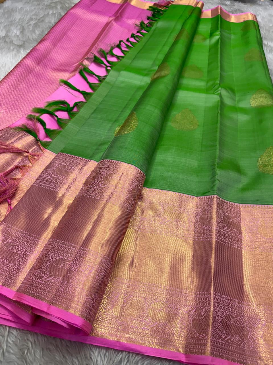 Mira 💚✨ – Pure Kanchipuram Silk Saree
In a Festive Vibrant Parrot Green Hue
Contrasting Pink Rettapet Border & Pallu
Intricate Vanasringaram Motifs in Zari Weave
Traditional Bavanji Border Detailing
Silk Mark Certified | Blouse Fabric Attached