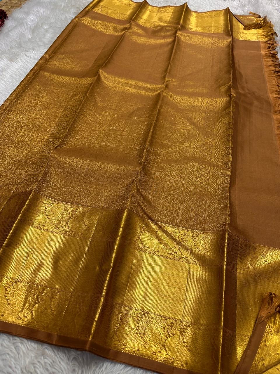 Bronze Chakram — Kanchipuram Pure Silk
Warm caramel-brown body with grid checks & “chakram” buttas
Grand gold zari peacock border & glowing pallu (kaddi + paisley vine)
Silk Mark Certified | Free Shipping within USA
Dispatch in 1 Week