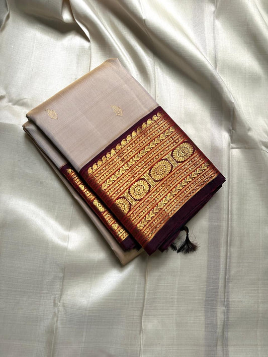Chiku – Muted Beige & Maroon Pure Silk Kanchipuram Saree
Intricate floral chakram zari borders & rich antique gold brocade pallu ✨
Silk Mark Certified • Ships in Two Weeks • Free Shipping within USA ✅