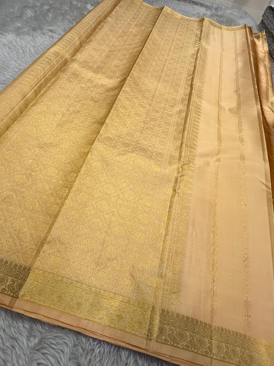 Small Border Sandal | Pure Kanchipuram Silk Saree
A serene sandal beige body adorned with subtle gold zari buttas & temple-inspired border ✨
Silk Mark Certified • Free USA Shipping • Ships in Two Weeks