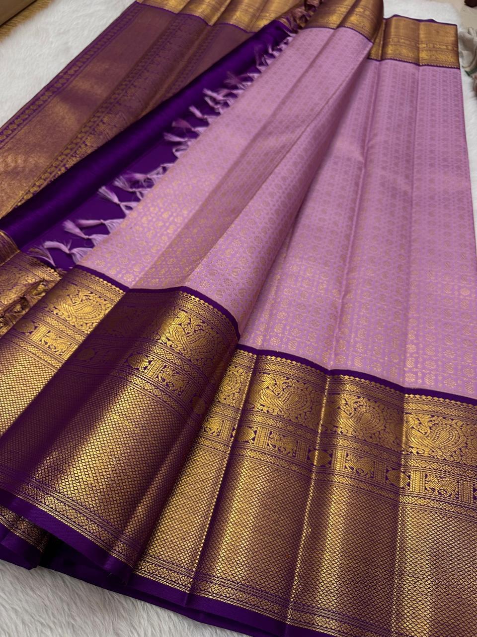 🌸 Dyuti – Lavender Kanchipuram Pure Silk Saree with Intricate Zari Kattam Checks, Alternating Paisley & Kamalam Buttas, Double Border with Peacock Motifs, Varisaipet & Mayilkann Design, Dark Purple Selvedge & Ornate Pallu