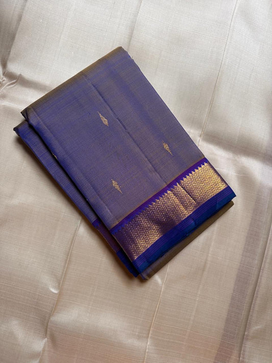 Periwinkle Neelam – Slate Blue & Violet Pure Kanchipuram Silk Saree ✨
Featuring gold leaf buttas, vaira-oosi chevron borders & royal violet pallu 💛
Silk Mark Certified ✅ | Ships in Two Weeks | Free Shipping within USA 🇺🇸