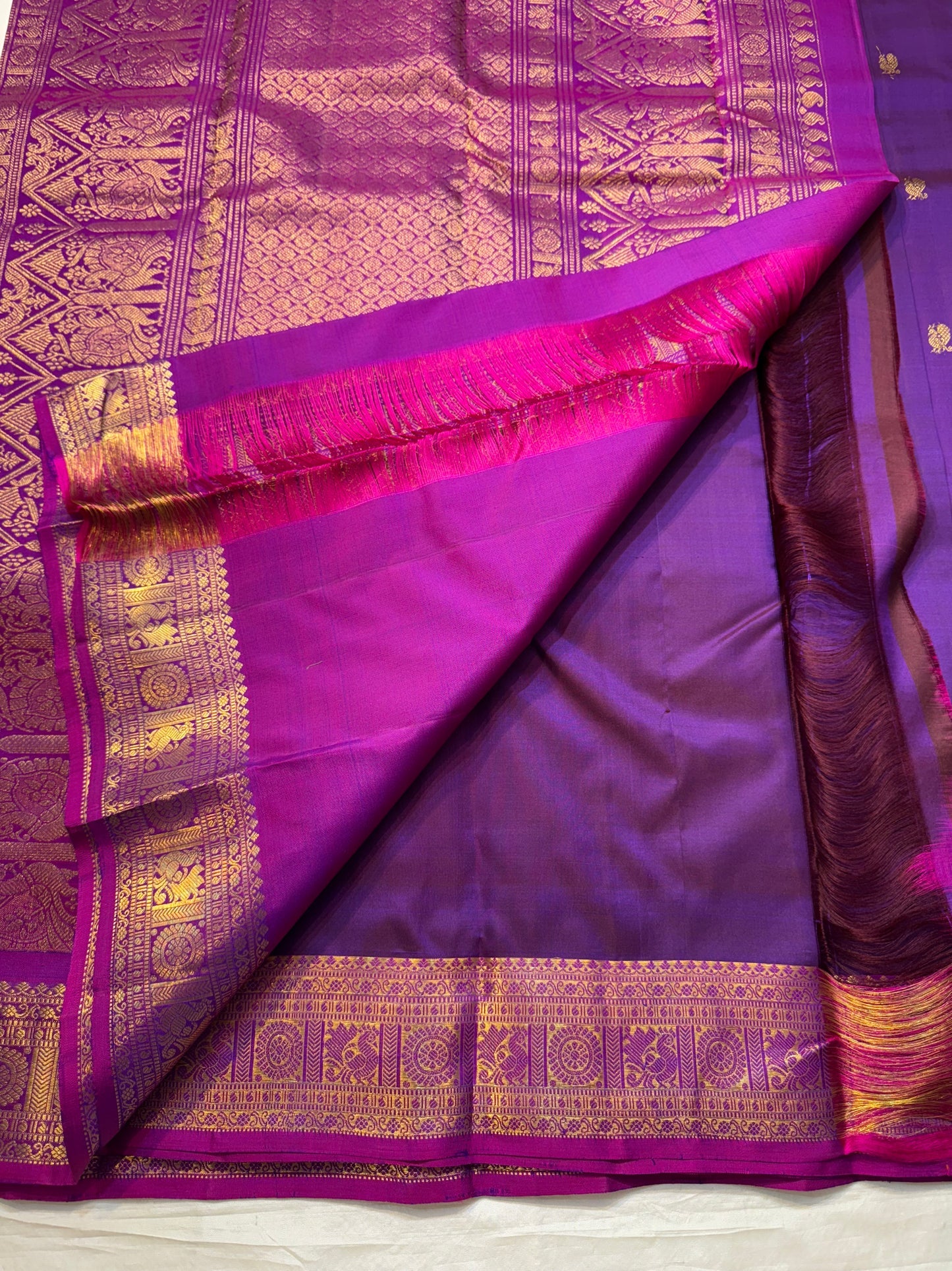 Vedhavalli — Pure Silk Kanchipuram Saree
Royal purple with gold mango buttas & korvai fuchsia border
Magenta–gold brocade pallu, tasselled finish
Silk Mark Certified ✅ • Free USA Shipping ✅ • Ships in Two Weeks ✅