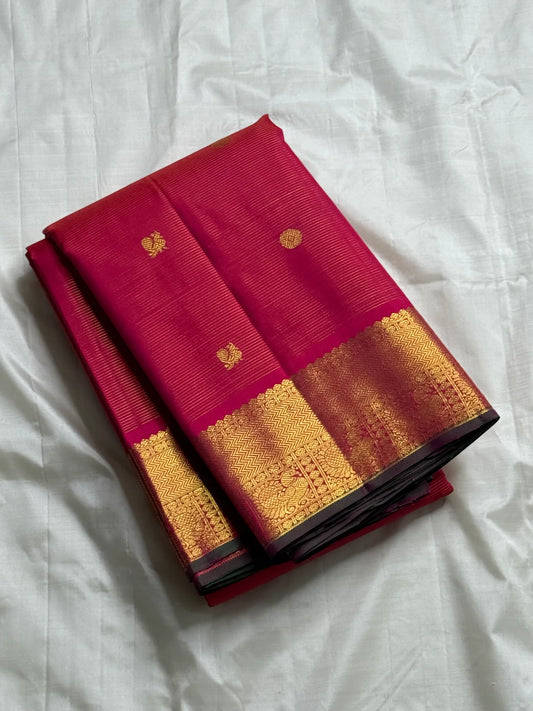 Vairaoosi Rani Mayil Chakram — Pure Kanchipuram Silk Saree
Rani-pink body with gold chakram buttas & korvai mayil zari border in dark green selvedge ✨
Silk Mark Certified • Free Shipping within USA • Ships in Two Weeks