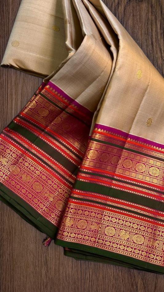 Mridula — Soft Biscuit Brown Kanchipuram Silk Saree
Biscuit-gold body with coin buttas, rani-green rettai pettu border & royal-purple brocade pallu
Silk Mark Certified ✅ • Ships in 1 Week • Free USA Shipping 🇺🇸blouse stitching available