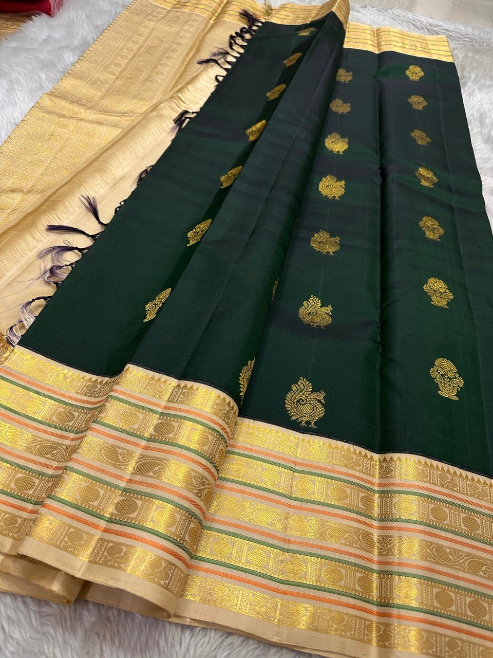 Maragatham πβ¨ β Emerald Green Pure Kanchipuram Silk Saree with Handwoven Gold Peacock Buttas π¦, Ivory-Gold Varisaipet Zari Border πΏπ & Ornate Traditional Pallu with Hand-Knotted Tassels π