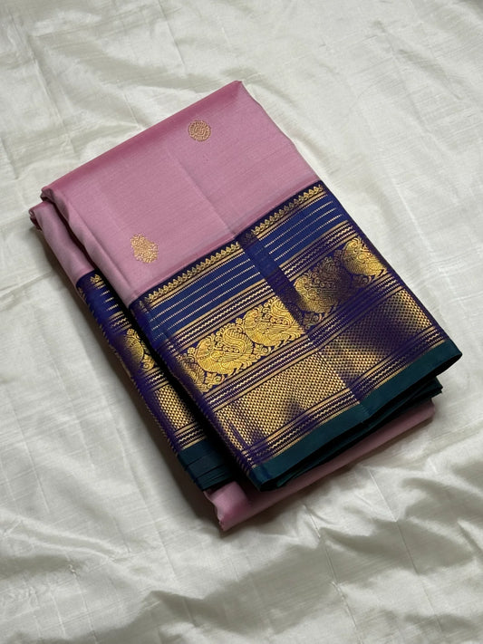 Preethi Varisaipet — Pure Silk Kanchipuram Saree
Dusty rose lilac body with gold zari buttas ✨
Navy korvai borders & violet brocade pallu
Silk Mark Certified ✅ | Free USA Shipping 🇺🇸 | Ships in 2 Weeks