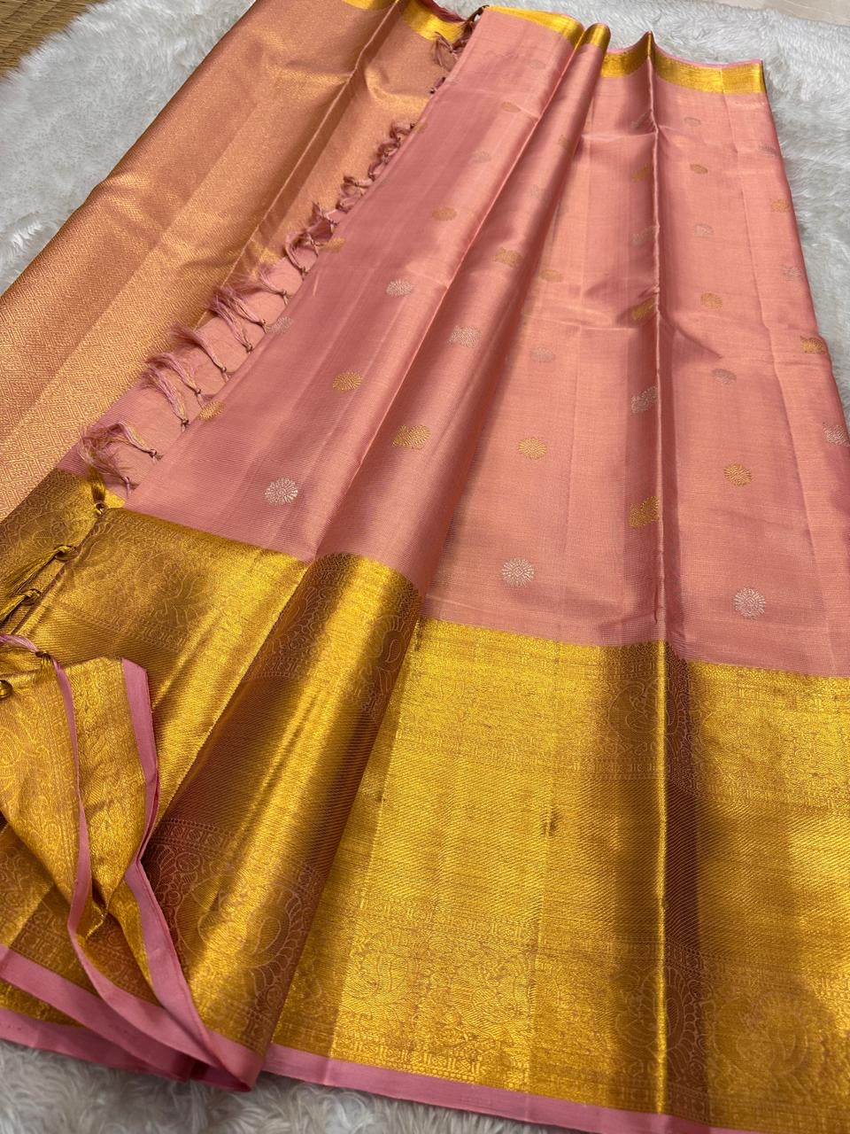 Varnika – Handwoven Kanchipuram Silk Saree in Rose Gold Pink
Graceful and radiant, this rose gold pink Kanchipuram silk saree features delicate gold zari paisleys and Gandaberunda motifs.