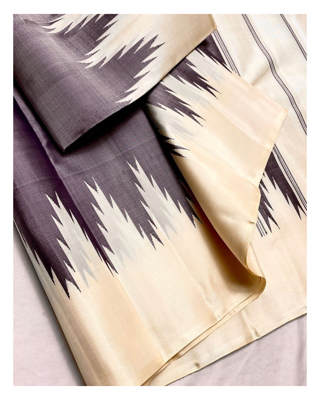 Ananta ✨ – Grey Kanchipuram Pure Silk Saree
Featuring serene ivory thazhampoo reku motifs 🌿
Minimalist no-zari Kalakshetra style for understated elegance ✨
Pristine ivory seer pallu with stunning thazhampoo panels 🌸