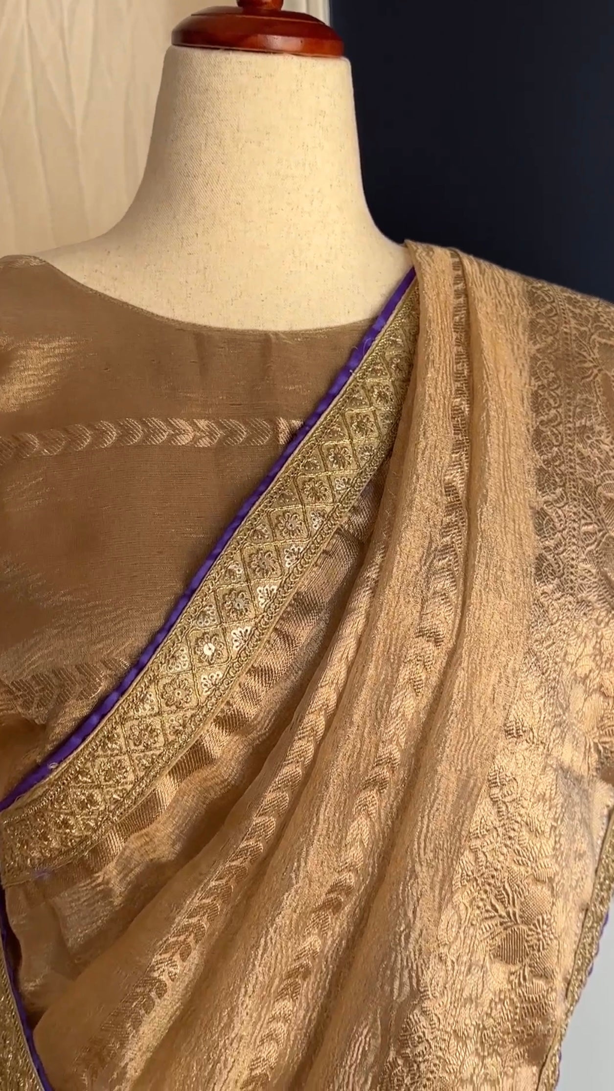 β¨ Muted Gold Tissue Silk β Crushed Tissue Saree with Purple Lace π
Soft muted gold with delicate crushed texture & purple lace border πΏ Elegant & festive
Now $69 (was $90) | Ships from New Jersey | $5 USA Shipping πΊπΈ