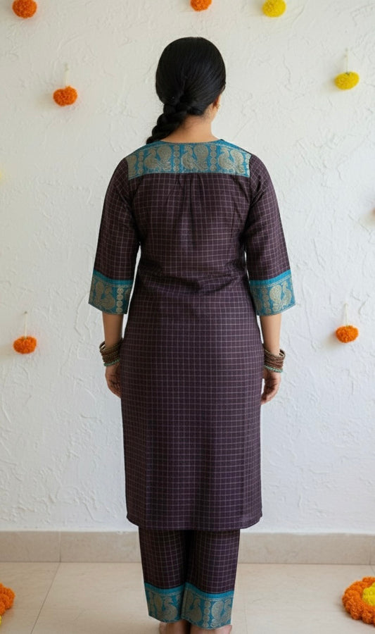 Vanappu — Jamun & Aqua Sungudi Zari Kattam Kurti Set
Deep Jamun Purple Handspun Cotton with Aqua Zari Mayil Borders & Kattam Checks ✨
Handwoven in Madurai • Fully Lined • Free USA Shipping • Ready to Ship ✅