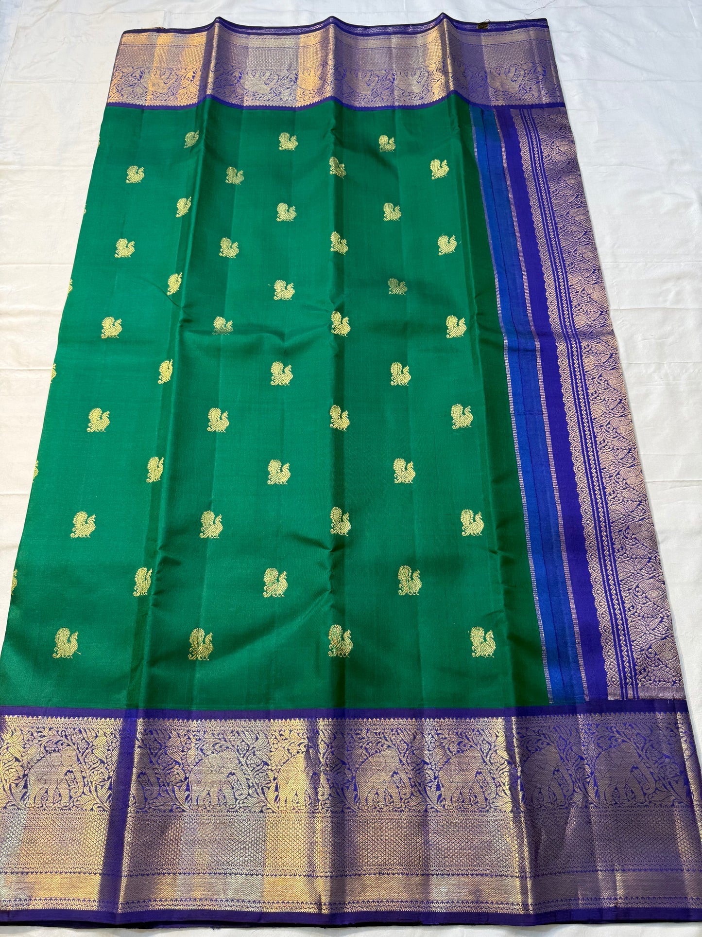 ✨ Pure Kanchipuram Silk Saree
🟢 Emerald green body with gold paisley buttas
💜 Royal purple korvai border & grand elephant procession pallu
🪡 Silk Mark Certified • Fall & Pico Done • Blouse Stitching $30
📦 Free USA Shipping • Dispatch in 1 week •