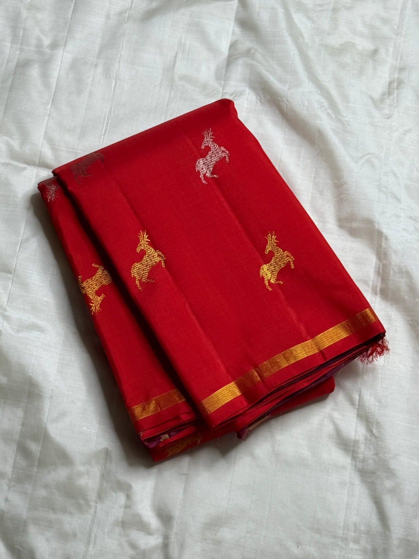 Scarlet Deer — Pure Silk Kanchipuram Saree
Vermilion Red Body with Gold & Silver Deer Motifs ✨
Silk Mark Certified • Fall & Pico Done • Free USA Shipping • Ships in Two Weeks ✅