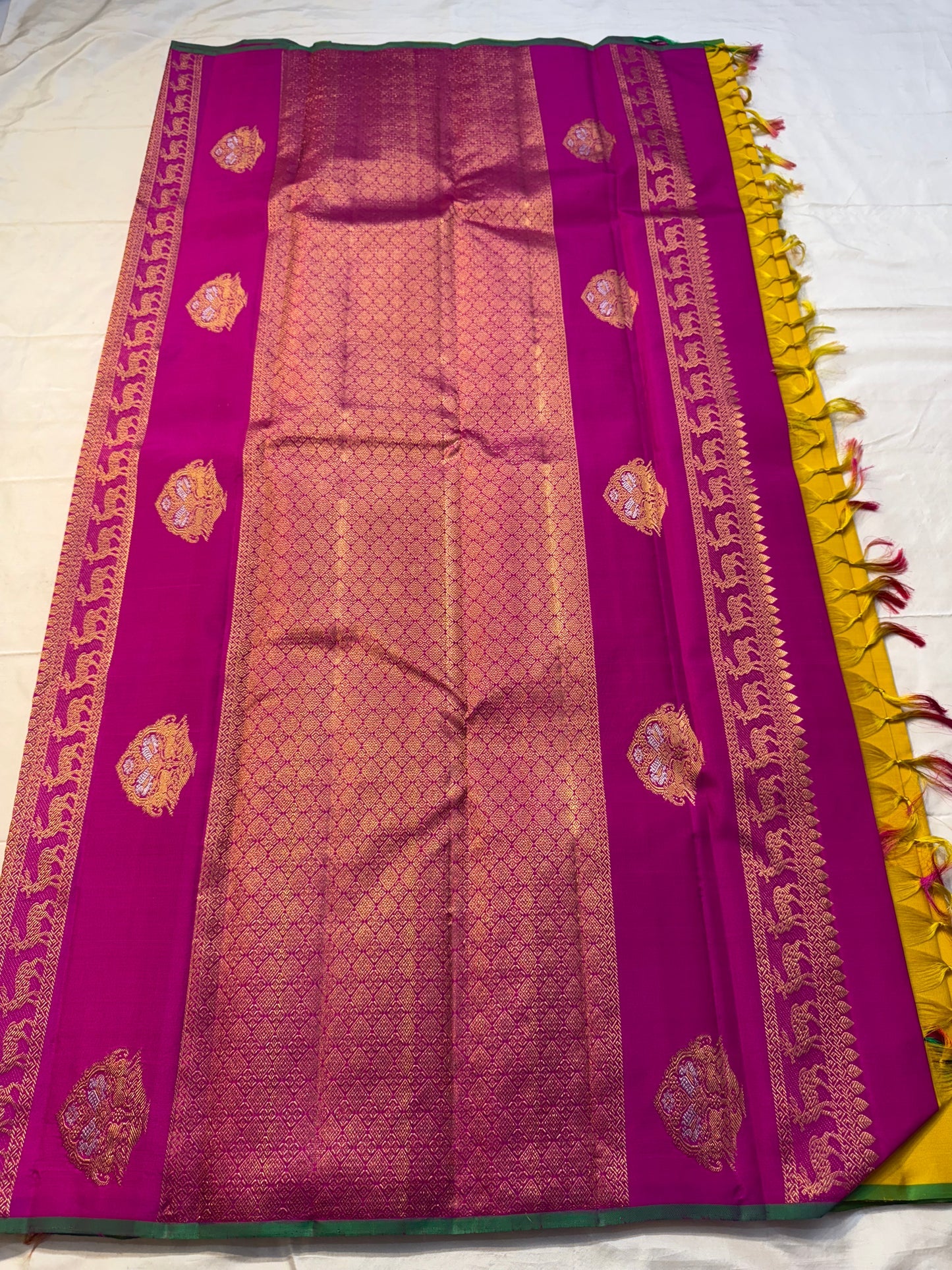 Silk Thread Deer Butta — Muted Yellow Pure Silk Kanchipuram Saree
Turmeric-yellow body with silver & parrot-green silk deer motifs · Rani-pink zari pallu with temple motifs · Green selvedge korvai border finish ✨
Silk Mark Certified ✅ | Fall & Pico Done ✅