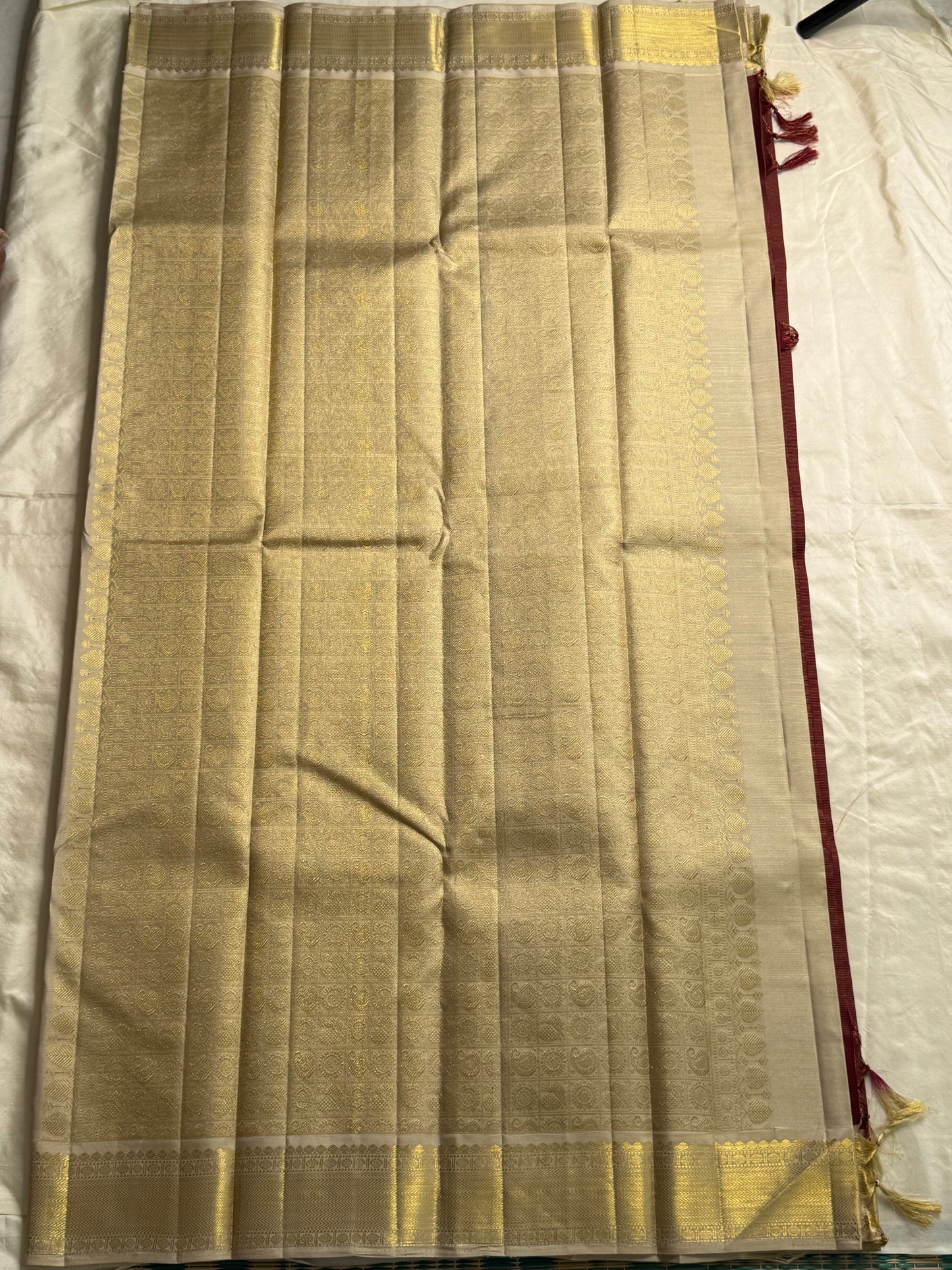 Malar – Earthy Brown Vairaoosi Silk Saree with Kamalam & Chakram Buttas
Accented with a Finely Woven Muthu Seer Zari Border in Gold
Elegant Zari Pallu with Paisley and Chakram Motifs in a Rich Grid Layout
Paired with a Soft Cr