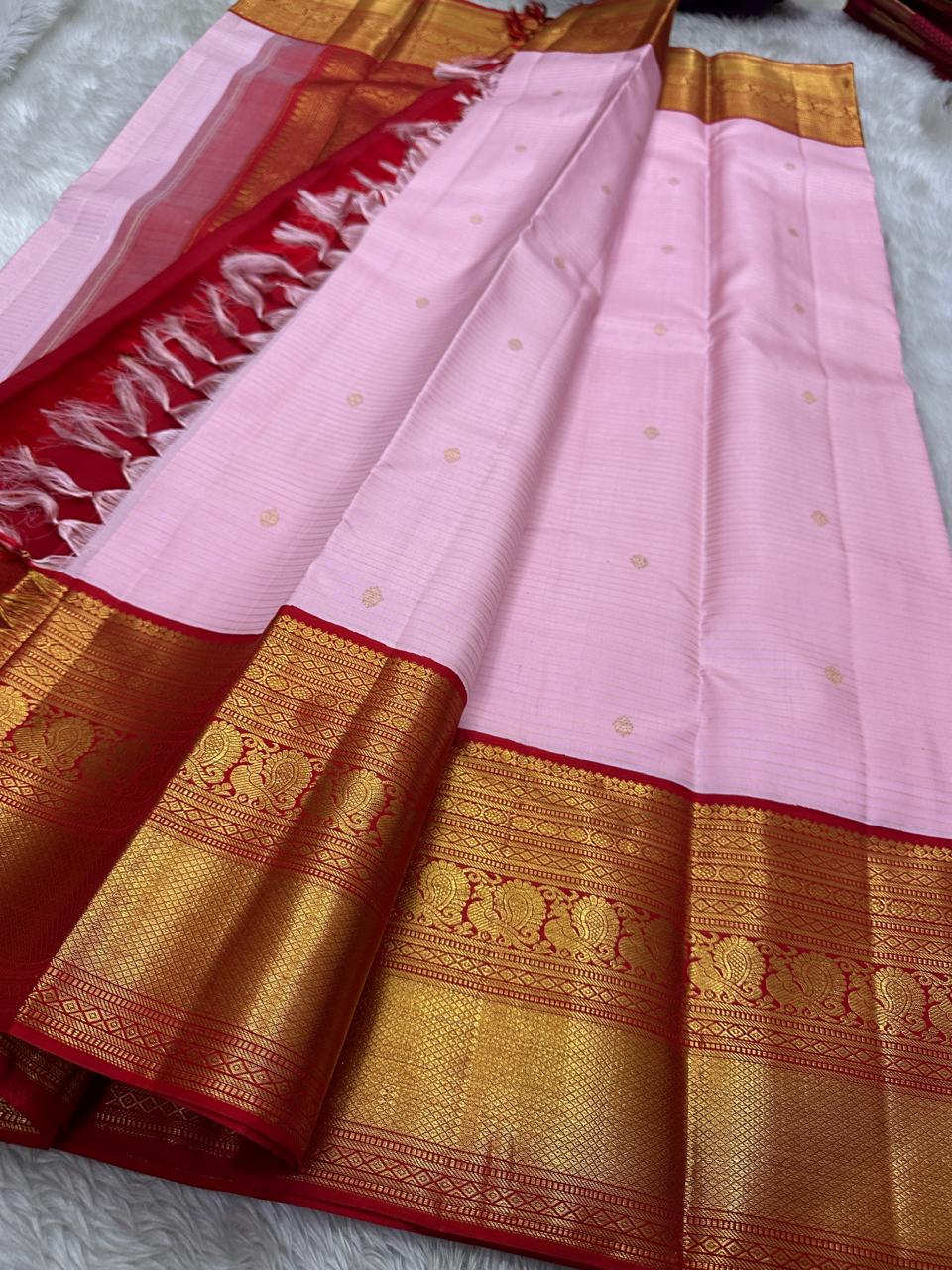 Petal Flame ✨ – Pure Kanchipuram Silk Saree in Pastel Pink with Gold Zari Buttas
Korvai Contrast Red Border with Intricate Paisley & Floral Zari Weave
Grand Gold Zari Pallu with Traditional Brocade & Ornamental Motifs
Silk Mark Certified | Fall & Pico