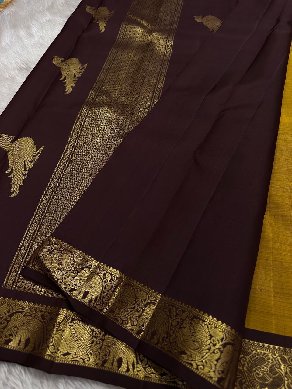 Ponni Rustic Glow – Mustard & Maroon Pure Kanchipuram Silk Saree ✨
Featuring zari coin buttas, elephant & peacock borders, and grand pallu 💛
Silk Mark Certified ✅ | Ships in 2 Weeks | Free Shipping within USA 🇺🇸