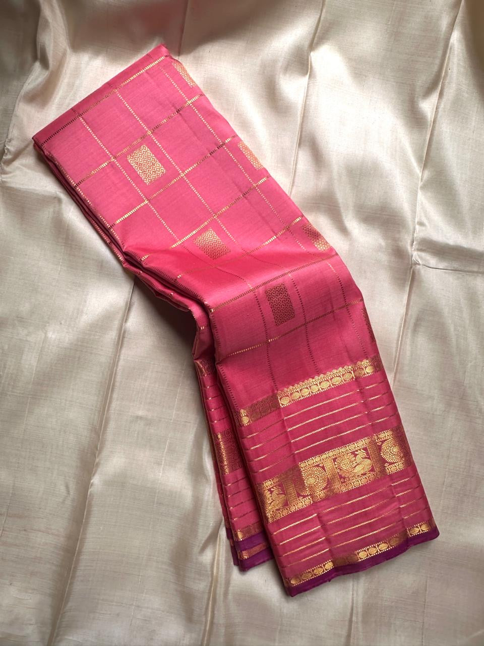 Pankajam 🌸 – Lotus Pink Pure Kanchipuram Silk Saree with Zari Kattam, Dashed Lines, Kolam Motifs, Varisaipet Border with Thandavalam Zari Stripes, Rudrakshpet, Annam & Kamalam Motifs, Deep Magenta-Purple Selvedge & Ornate Pallu