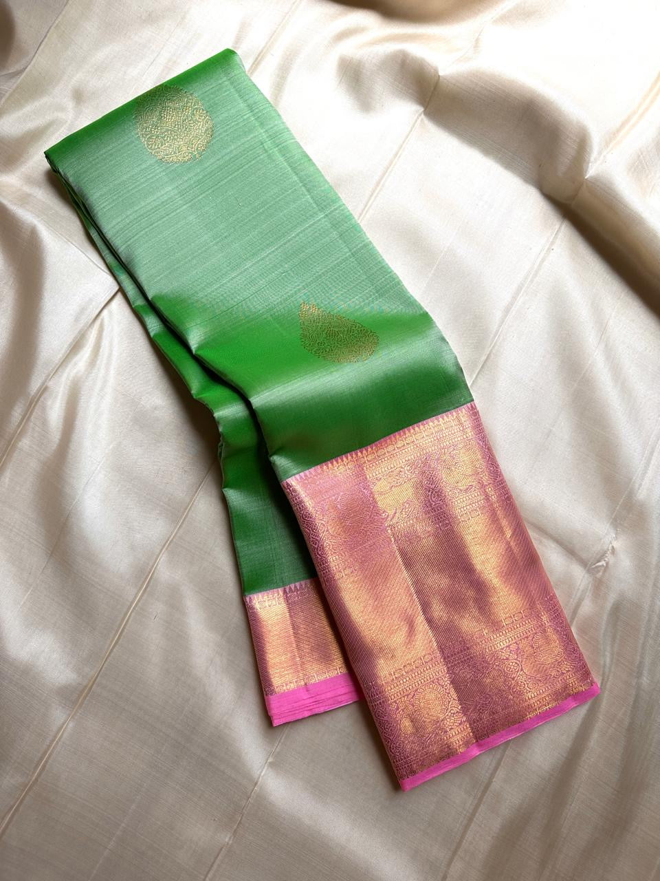Mira 💚✨ – Pure Kanchipuram Silk Saree
In a Festive Vibrant Parrot Green Hue
Contrasting Pink Rettapet Border & Pallu
Intricate Vanasringaram Motifs in Zari Weave
Traditional Bavanji Border Detailing
Silk Mark Certified | Blouse Fabric Attached