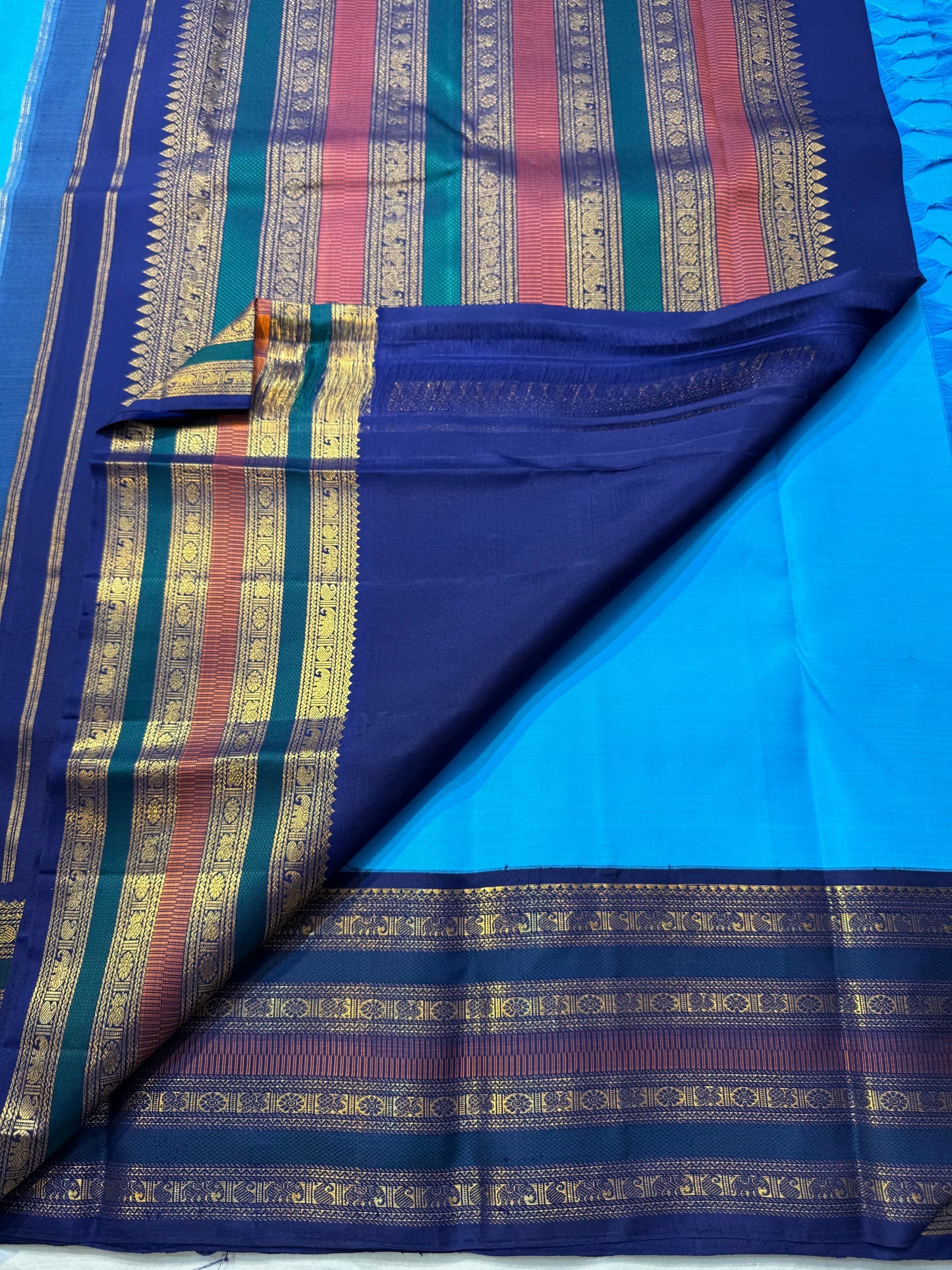 Sapphire Silk Thread Butta — Pure Silk Kanchipuram Saree
Aqua Blue Body with Navy Buttas & Dual Zari Borders ✨
Retta-Pettu Navy Pallu with Temple Edging 🪔
Silk Mark Certified ✅ | Free USA Shipping 🇺🇸 | Ships in Two Weeks
