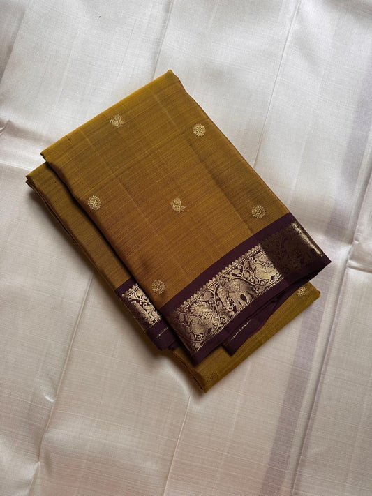 Ponni Rustic Glow – Mustard & Maroon Pure Kanchipuram Silk Saree ✨
Featuring zari coin buttas, elephant & peacock borders, and grand pallu 💛
Silk Mark Certified ✅ | Ships in 2 Weeks | Free Shipping within USA 🇺🇸