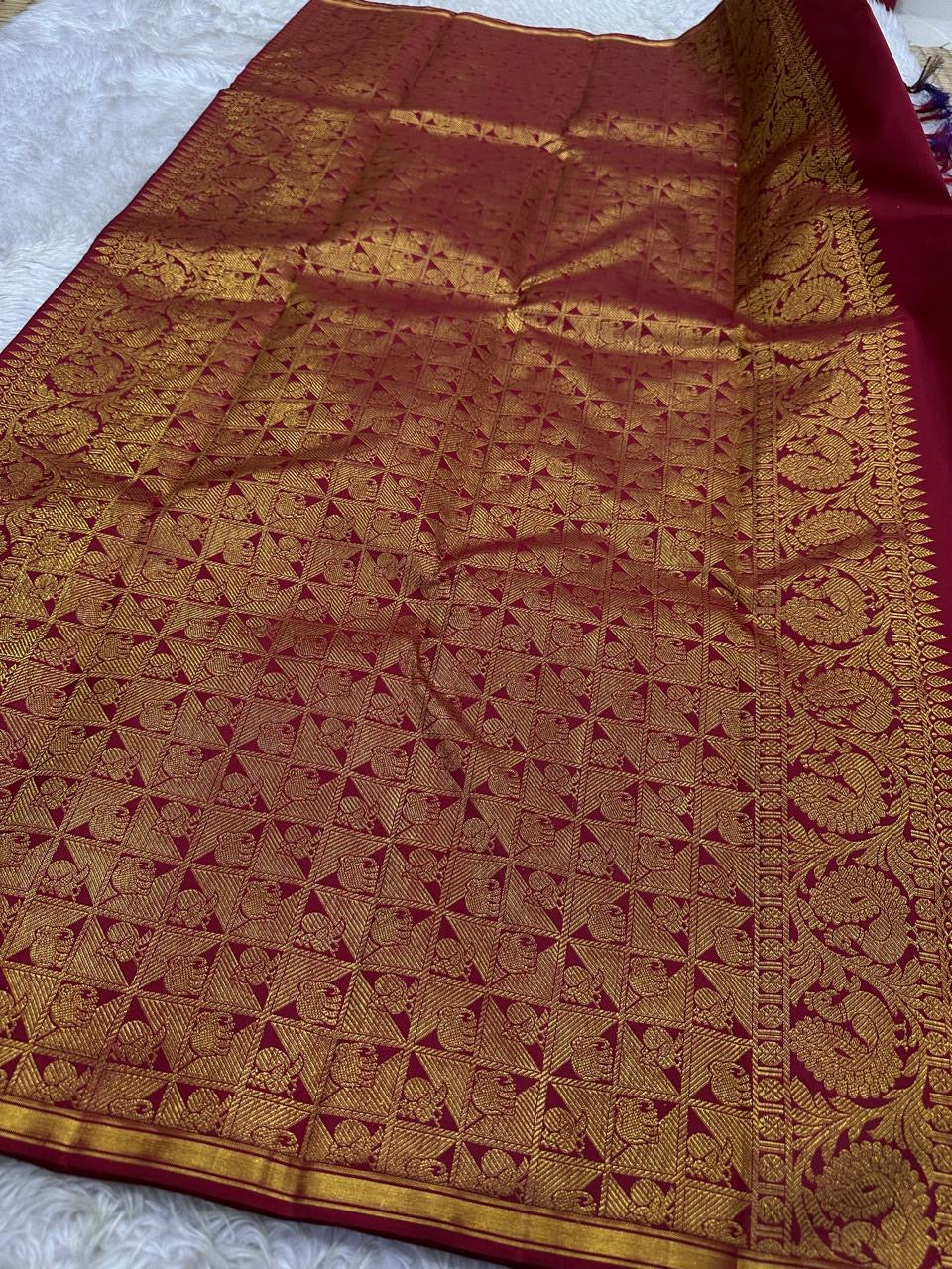 Lakshmi Kodi — Sindoor Red Pure Silk Kanchipuram
With 2g zari creeper vines (kodi) across the body 🌸
Classic gold kaddi borders & grand brocade pallu ✨
Perfect festive drape for Diwali, weddings & temple wear 🪔
Silk Mark Certified • Free Shipping