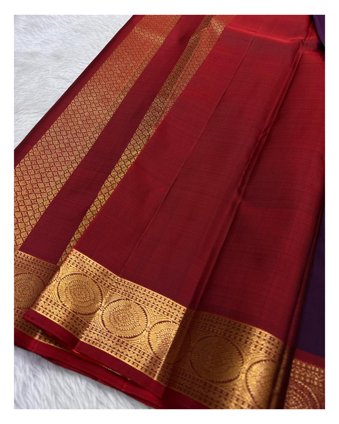 Ambara ✨ – Deep Purple Kanchipuram Pure Silk Saree
Woven zari butties in a rare rice reed motif 🌾
Striking red border with coin and ornate floral vines 🌹
Bold red pallu with diamond-grid lattice zari ✨
An heirloom weave of grace, contrast, and heritage