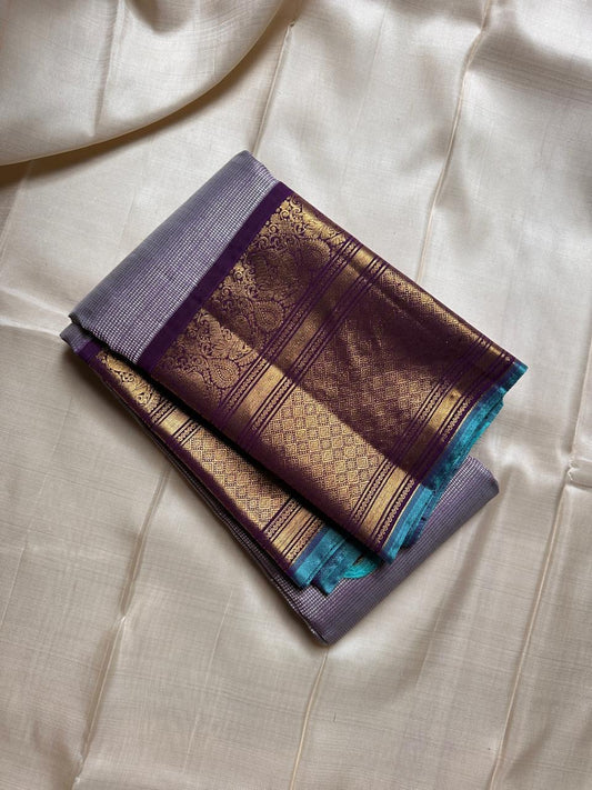 Vadamalli Lilac Kattam — Kanchipuram Pure Silk
Plum (Vadamalli) body • Rich gold zari diamond-jaal pallu
Royal mango–paisley borders with teal selvedge piping
Silk Mark Certified ✅  Free Shipping within USA ✅
Ships in Two Weeks | Dispatch in 1 W