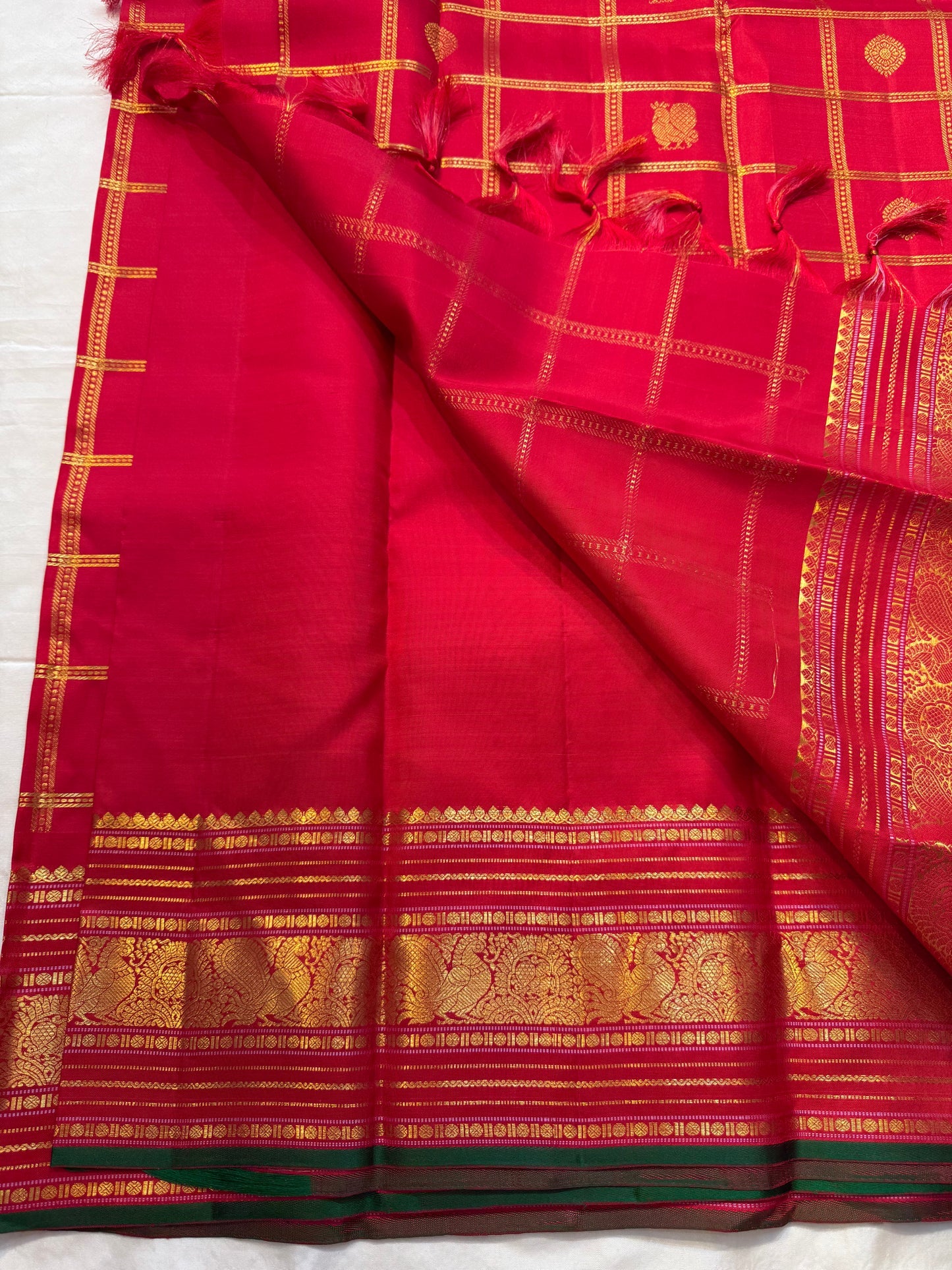 Ravi Kiranam — Sona Roopa Kattam Kanchipuram Pure Silk
Vibrant festive red body with allover kattam (grid) checks
Gold & silver sona-roopa zari alternating for a soft shimmer
Grand kaddi border with rich zari paisley vines & floral tracery
Silk Mark