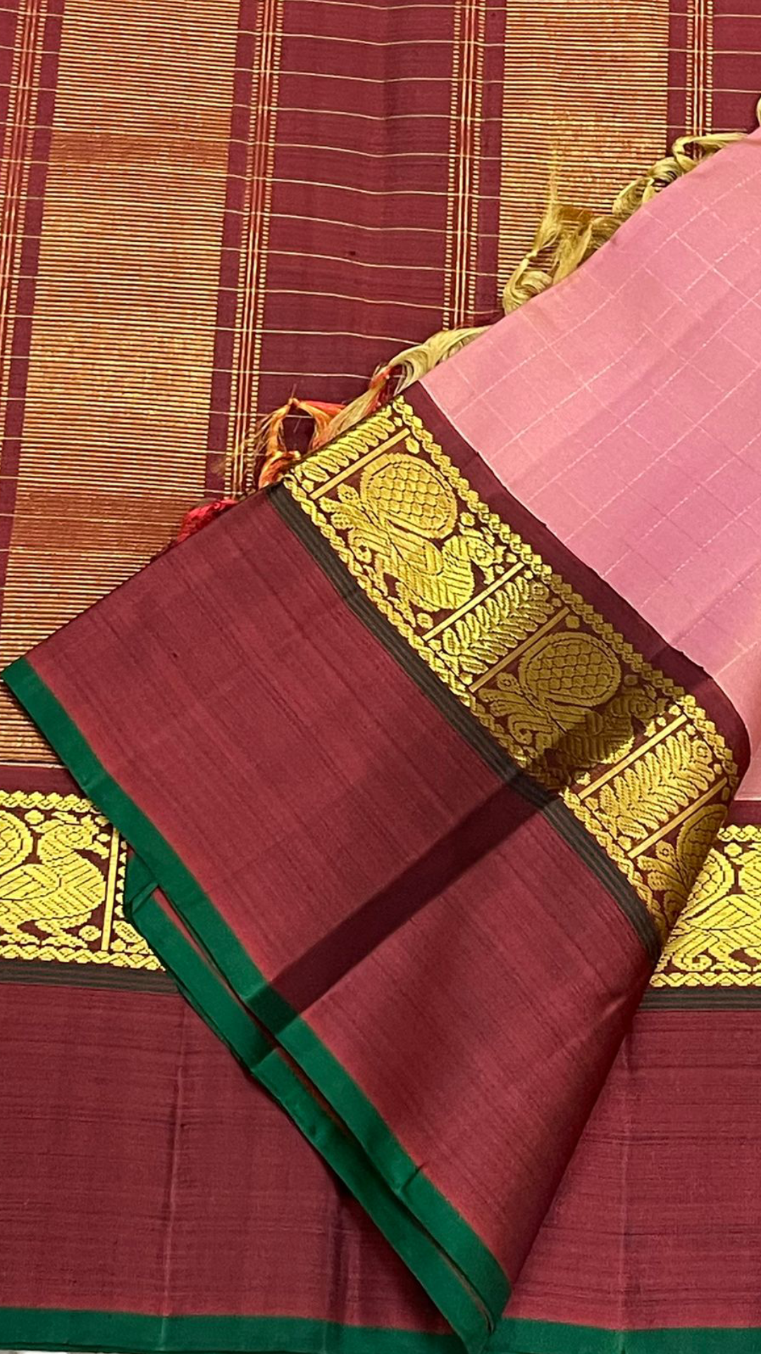 Arakku Rose — Pure Silk Kanchipuram Saree
Dusty-Rose Kattam Body • Arakku-Maroon Korvai Border • Antique-Gold Yali Zari • Grand Maroon Pallu
Matching Arakku Blouse • Silk Mark Certified • Free USA Shipping • ships in two weeks