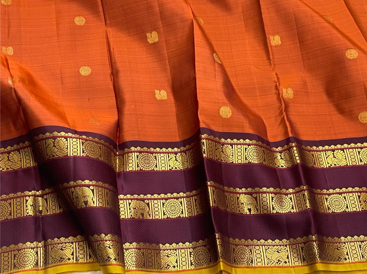 Rust Orange Varisaipet Mayil Chakram – Korvai Kanchipuram Silk Saree
Rust-orange body with gold chakram & peacock buttas
Vadamalli korvai border with varisaipet stripes & elephant motifs
Rich zari-brocade pallu | Contrast vadamalli blouse | silk mark