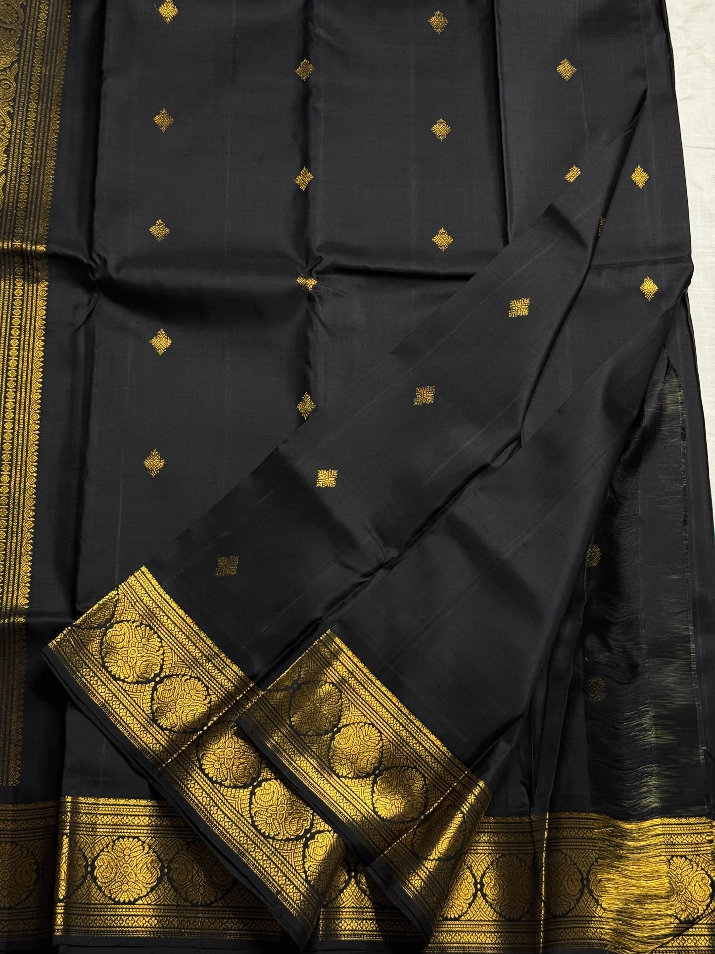 Kaviya Irul — Pure Silk Kanchipuram Saree
Jet Black Body • Antique Gold Zari Buttas
Floral Medallion Korvai Border • Brocade Pallu
Silk Mark Certified ✅ • Fall & Pico Done ✅
Blouse Stitching Available ($30) • Free Shipping within USA 🇺🇸 • Two Weeks