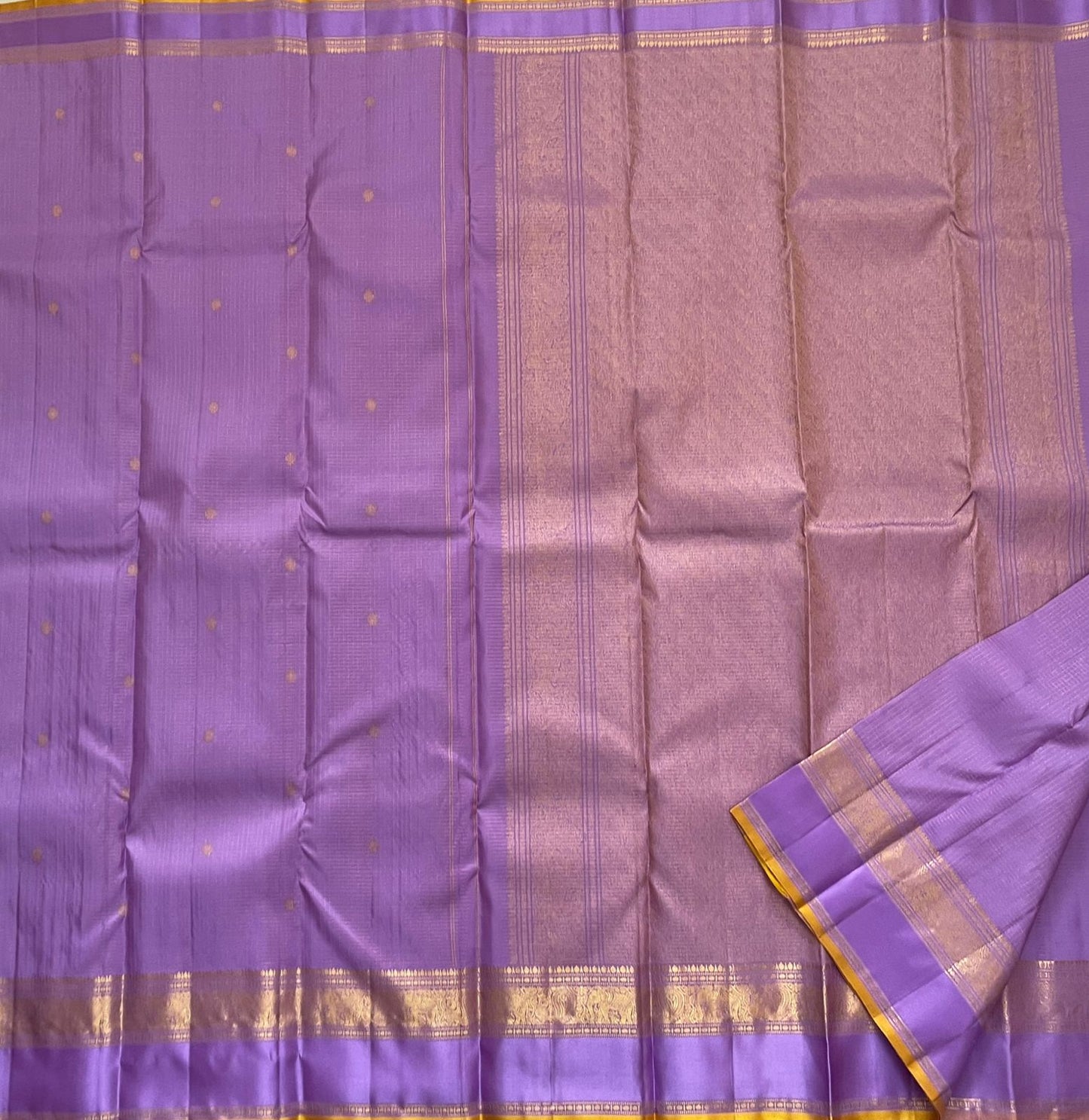 Blooming Lavender — Pure Silk Kanchipuram
Lavender body with oosi-kattam pinstripes, gaja-paisley zari borders & turmeric-gold selvedge ✨
Silk Mark Certified • Antique Zari Weave • Ships in Two Weeks • Free Shipping within USA