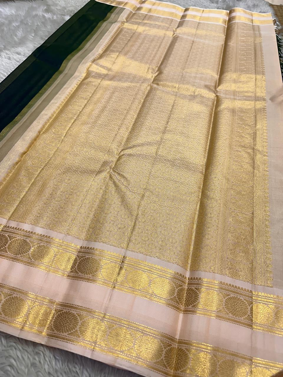 Haritha Pale Rose Vairaoosi — Pure Silk Kanchipuram Saree
Deep Forest-Green Vairaoosi Body with Pale-Rose Korvai Border & Gold Chakra Zari
Silk Mark Certified • Free USA Shipping • Ships in Two Weeks ✅