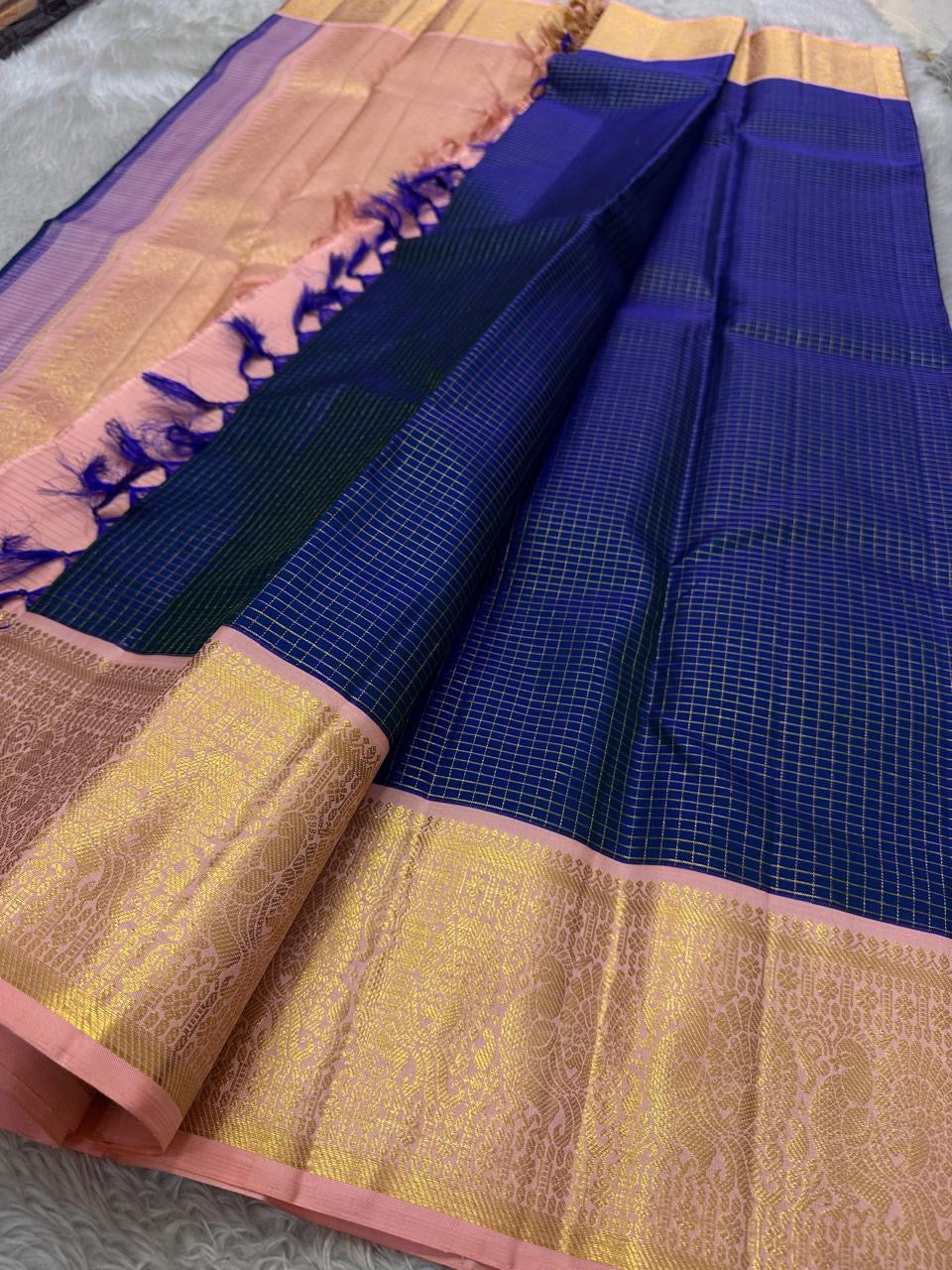 Neelaambal – Royal Calm Sea Blue Pure Kanchipuram Silk Saree with Peach Pink Border, Intricate Zari Detailing & Matching Blouse Fabric (Silk Mark Certified, Handloom, Fall & Pico Done, Free USA Shipping)
