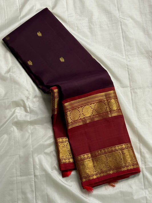 Paaku Shade Padma Crimson — Pure Silk Kanchipuram Saree
Aubergine body with gold mango buttas • Padma crimson korvai borders with lotus & paisley zari • Grand brocade pallu ✨
Silk Mark Certified ✅ • Free USA Shipping • Ships in Two Weeks 🚚