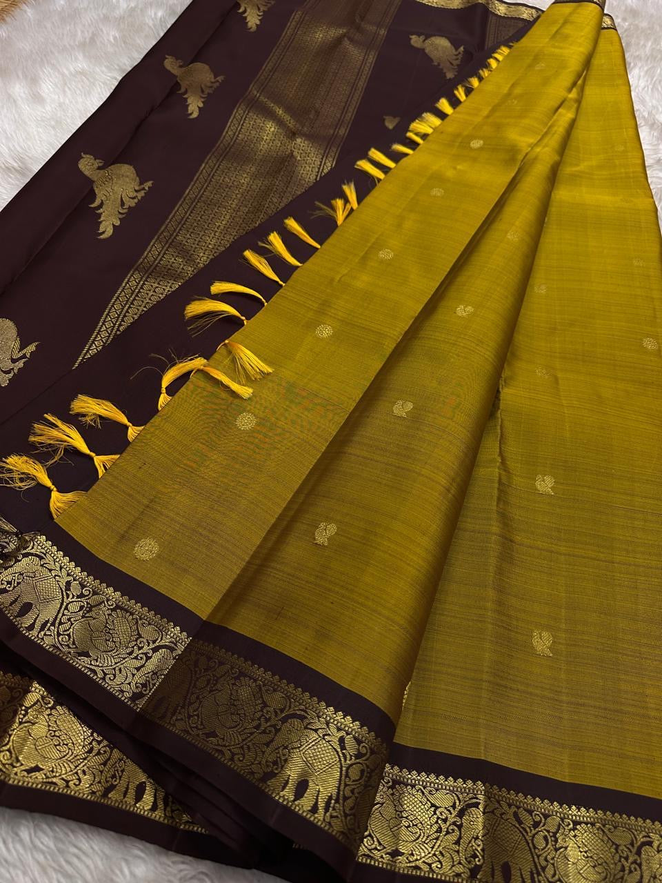 Ponni Rustic Glow – Mustard & Maroon Pure Kanchipuram Silk Saree ✨
Featuring zari coin buttas, elephant & peacock borders, and grand pallu 💛
Silk Mark Certified ✅ | Ships in 2 Weeks | Free Shipping within USA 🇺🇸