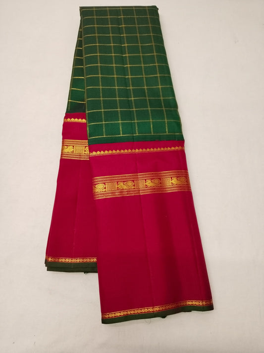 Chaturanga Pachai — Emerald & Arakku Pure Silk Kanchipuram Saree
Emerald-green body with gold kattam (windowpane) checks
Arakku-red korvai borders with coin medallion & temple-edge zari
Rich arakku pallu with traditional zari brocade design
Silk Mark