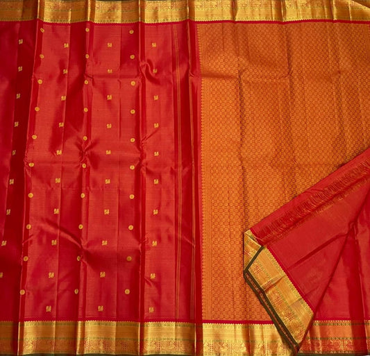 Sringaram Red Vairaoosi – Pure Kanchipuram Silk Saree
Red body with zari coin & floral buttas;
Broad gold border with vairaoosi l & peacock panel; Zari pallu
Silk Mark Certified | Blouse Piece Included | Fall & Pico Done
…read description