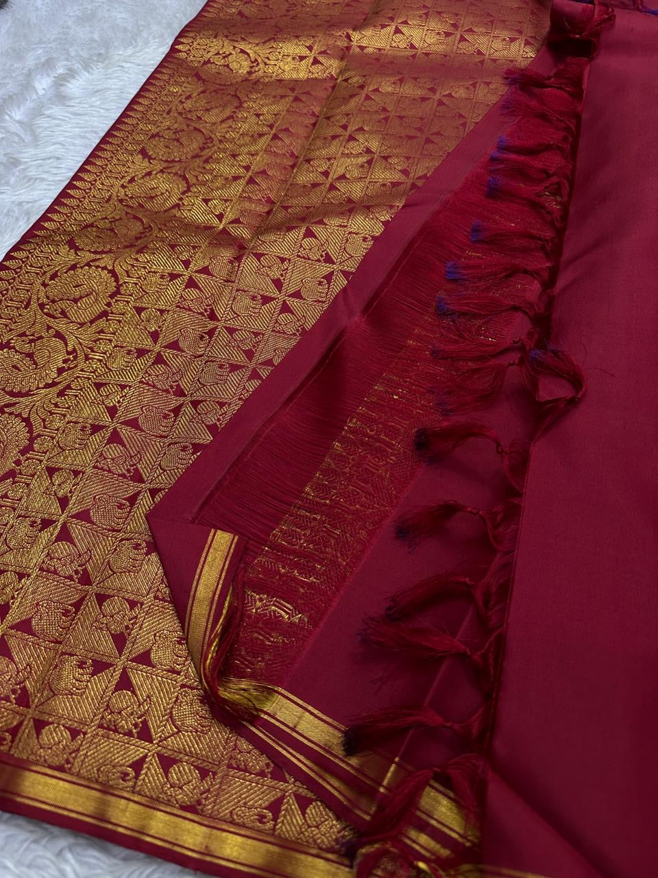 Lakshmi Kodi — Sindoor Red Pure Silk Kanchipuram
With 2g zari creeper vines (kodi) across the body 🌸
Classic gold kaddi borders & grand brocade pallu ✨
Perfect festive drape for Diwali, weddings & temple wear 🪔
Silk Mark Certified • Free Shipping