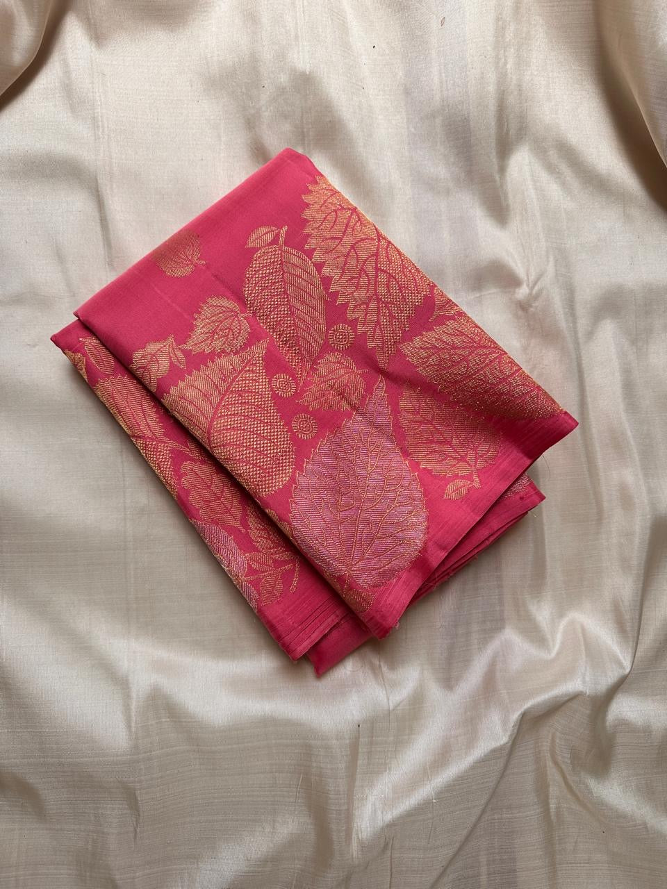 Vilva 🌸 – Pink Pure Kanchipuram Silk Saree with Golden Zari Leaf Motifs, Ornate Floral Border & Paisley Pallu | Silk Mark Certified
A pure silk Kanchipuram in a soft, elegant pink, Vilva is adorned with delicate golden zari leaf motifs.