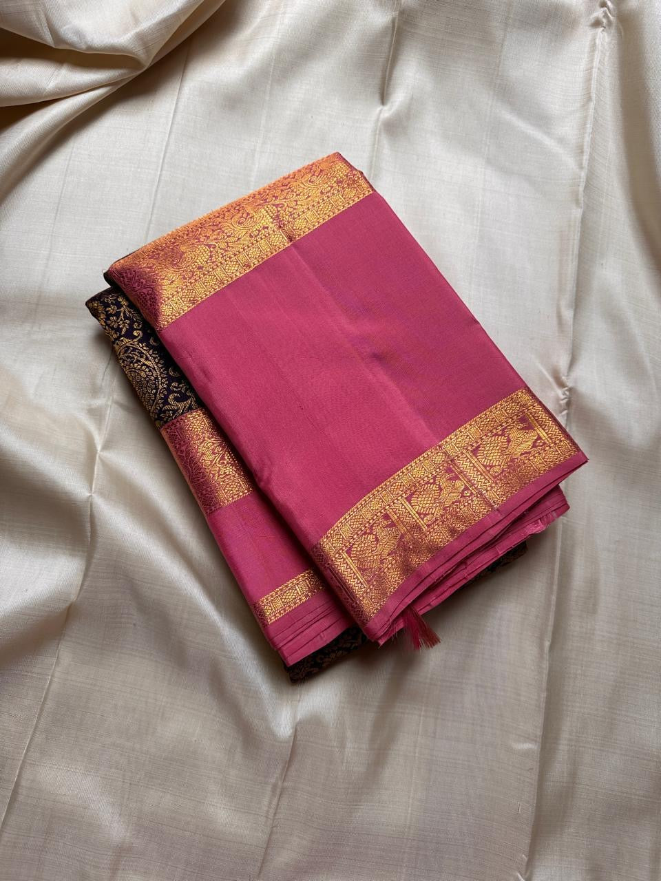 Chandra Pushpam β Rani Pink & Aubergine Pure Silk Kanchipuram β¨πΈ
Contrast Aubergine Brocade Pallu with Golden Jaal π
Yellow-Gold Zari Borders with Annam & Floral Motifs π¦
Silk Mark Certified β
 | Fall & Pico Done β
Free Shipping within USA π |