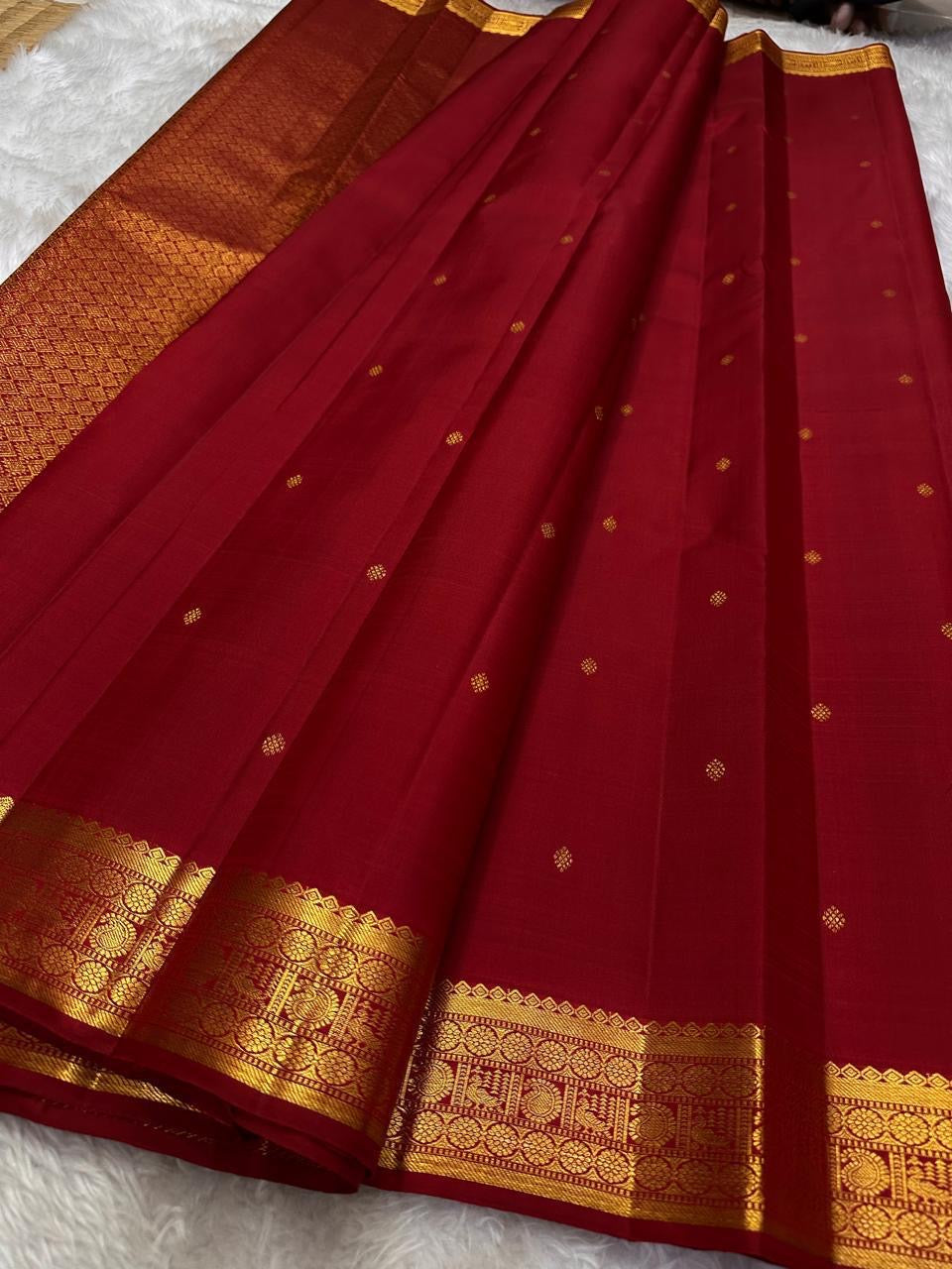 ✨ Kemp Red — Pure Silk Kanchipuram Saree ✨
Rich ruby-red body with gold zari coin buttas, antique gold korvai border & grand brocade pallu.
Silk Mark Certified • Free USA Shipping • Ships in 2 Weeks • Blouse Stitching $30 ✅