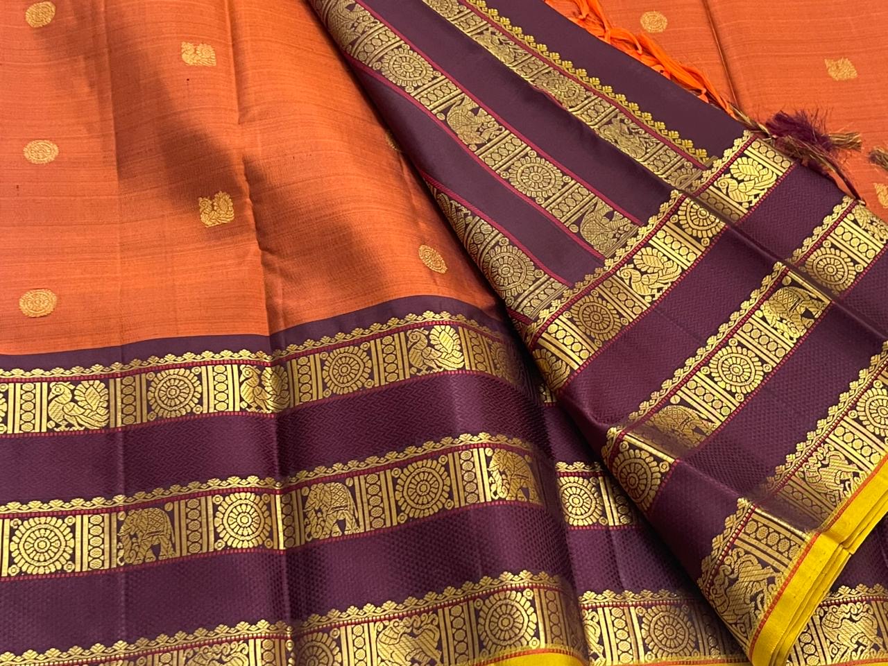 Rust Orange Varisaipet Mayil Chakram – Korvai Kanchipuram Silk Saree
Rust-orange body with gold chakram & peacock buttas
Vadamalli korvai border with varisaipet stripes & elephant motifs
Rich zari-brocade pallu | Contrast vadamalli blouse | silk mark