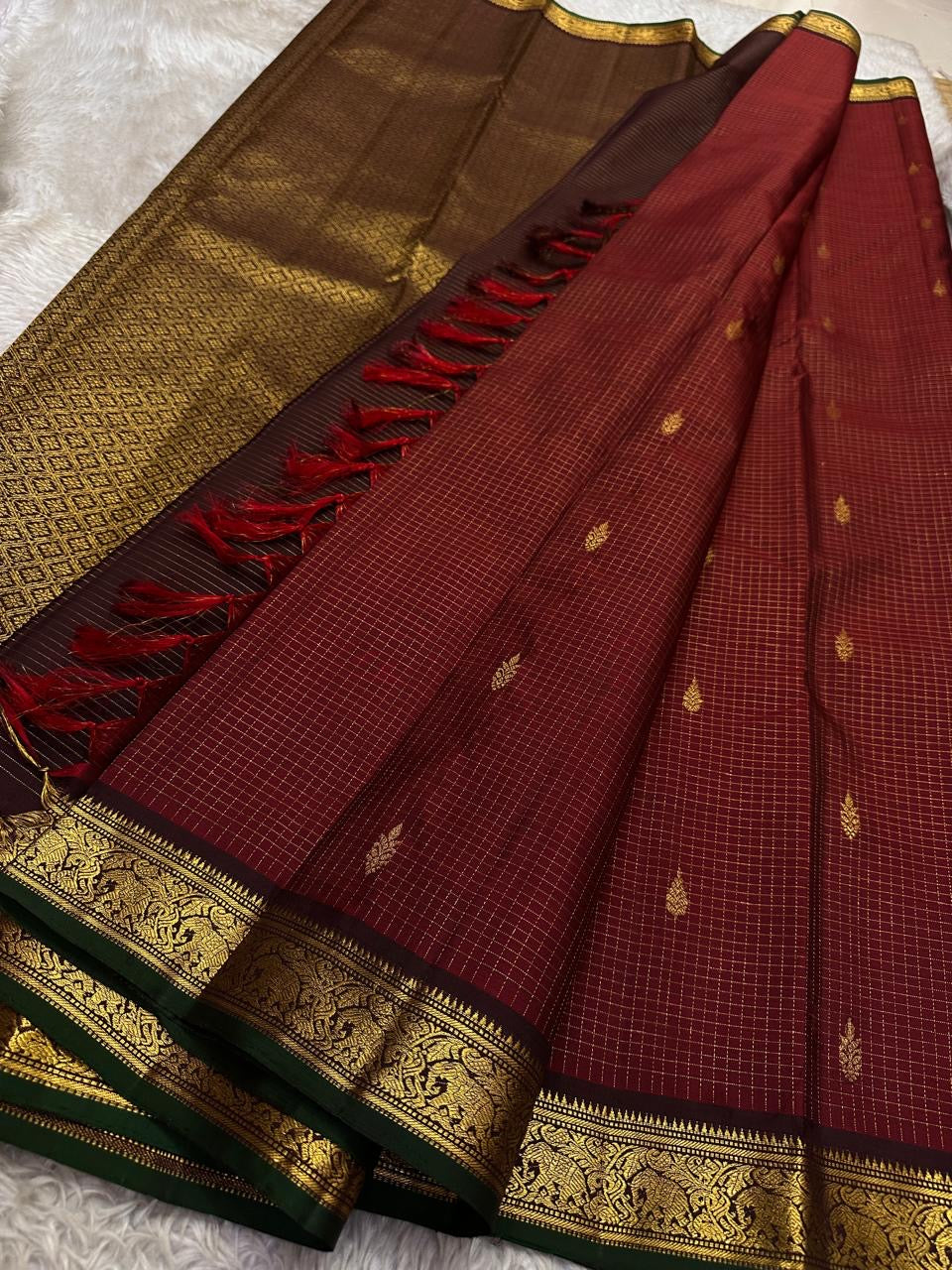 Ruby Red Zari Kattam — Pure Silk Kanchipuram Saree
Kumkum-Red Body with Gold Buttas & Royal-Purple Elephant Zari Kattam Border ✨
Silk Mark Certified • Free USA Shipping • Ships in 2 Weeks ✅