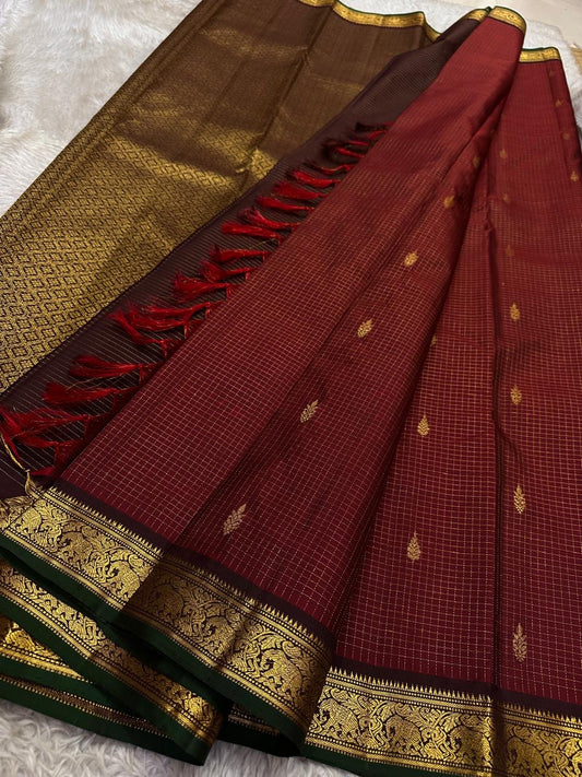 Ruby Red Zari Kattam — Pure Silk Kanchipuram Saree
Kumkum-Red Body with Gold Buttas & Royal-Purple Elephant Zari Kattam Border ✨
Silk Mark Certified • Free USA Shipping • Ships in 2 Weeks ✅